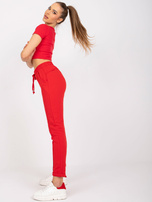 Czerwone, wygodne spodnie dresowe z kieszeniami, przeszyciami i ściągaczem